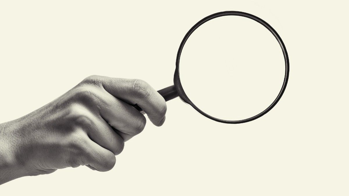 手里拿着放大镜