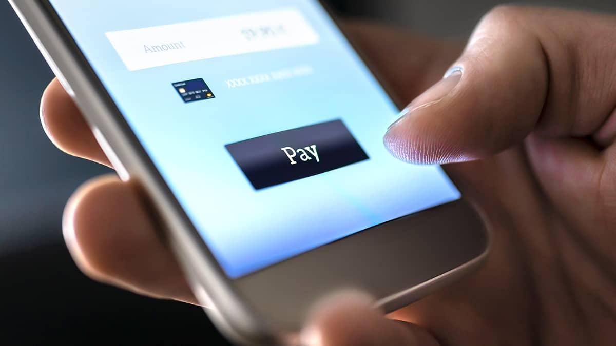 用手机进行电子转账的人